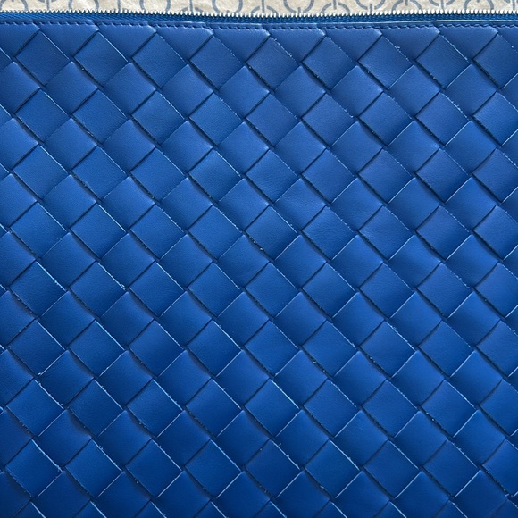 Bottega Veneta Cobalt Blue Intrecciato Zip Clutch - Picture 4 of 12